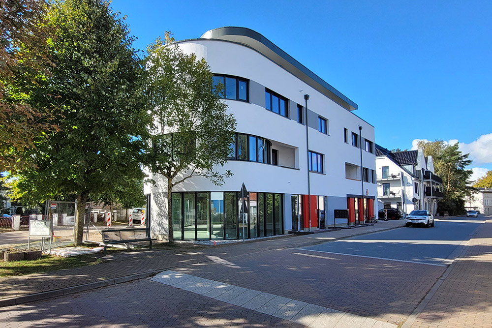 Blick auf die Fassade einer Gewerbeimmobilie in Lubmin Mitte